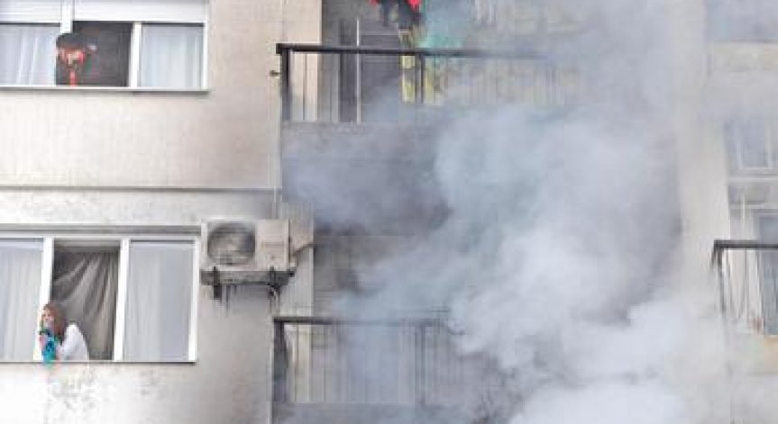 Пожар пламна в столичен блок