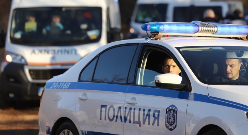 Хванаха 37 мигранти край Перник, натъпкани в бус 