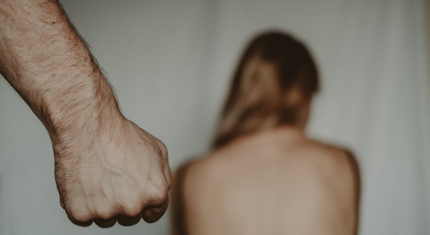 Мъж наби приятелката си, тя е с охлузни рани по главата