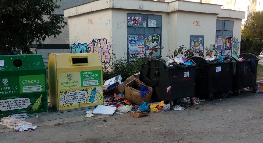 Проблеми от Варна: Препълнени кофи за смет, шахта без капак...