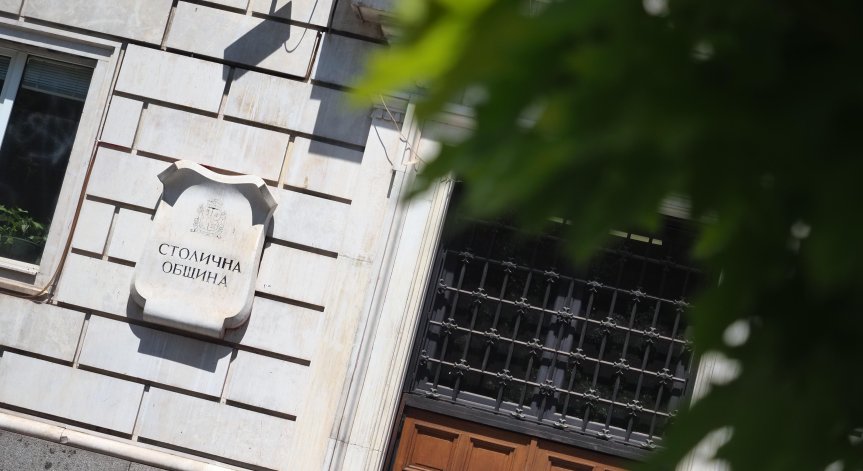  Открити са осем жълти чувала, съдържащи смесени битови и опасни болнични отпадъци, сред които марли с кръв, игли и спринцовки.