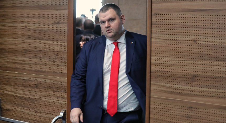 Пеевски призова двама министри.