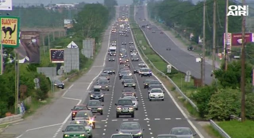 Парадокс на пътя: Липсващи табели и хаос с пътната сигнализация на АМ 