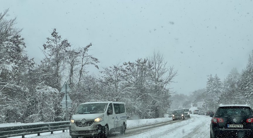 Обработката на настилките продължава.