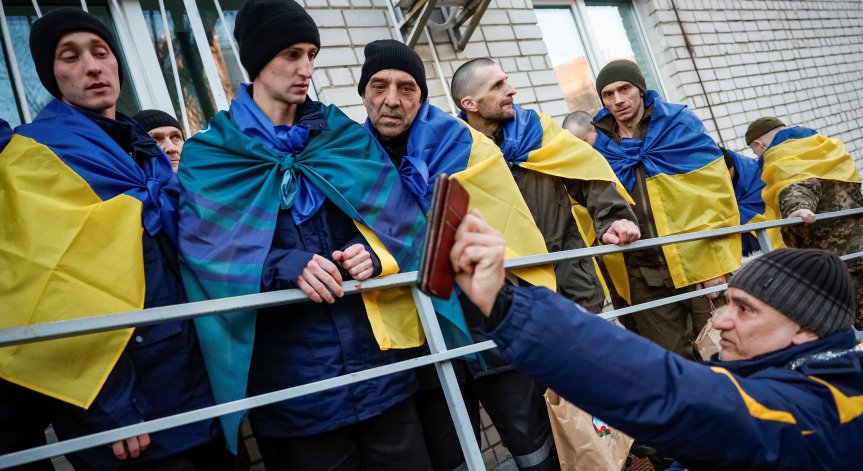 Руските власти са задържали голям брой цивилни граждани в контролираните от тях територии в Украйна.