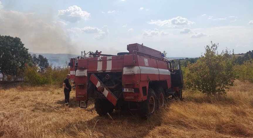 Овладяха пожара, пламнал край Харманли и Любимец