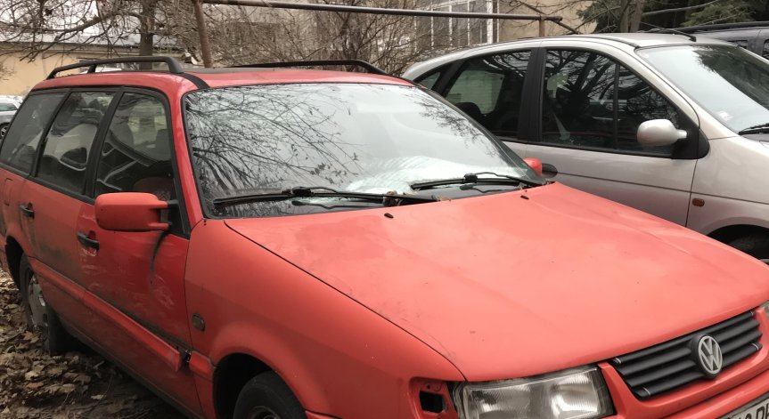 HelpBook: Изоставени автомобили в Русе заемат паркоместа