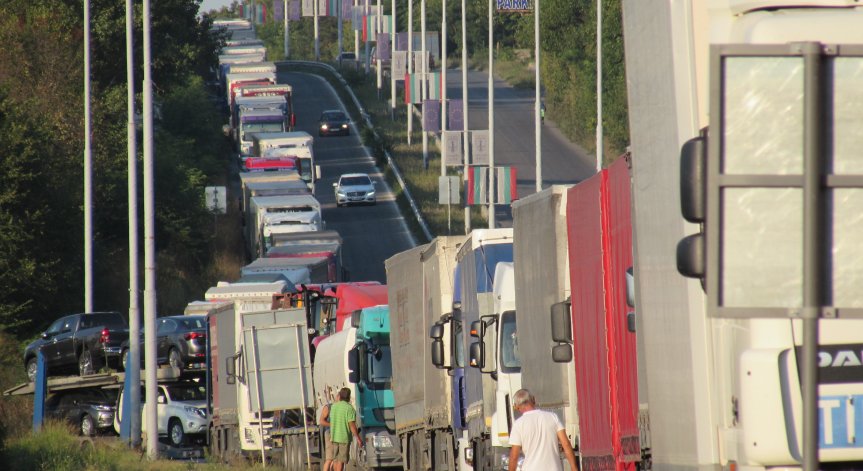Турски шофьор на ТИР почина, докато чака да мине през 