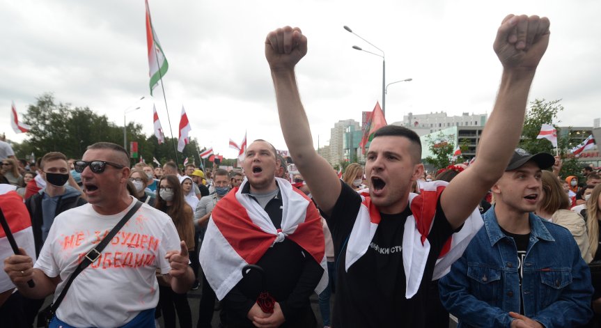 В Беларус протестиращите обградиха резиденцията на Лукашенко