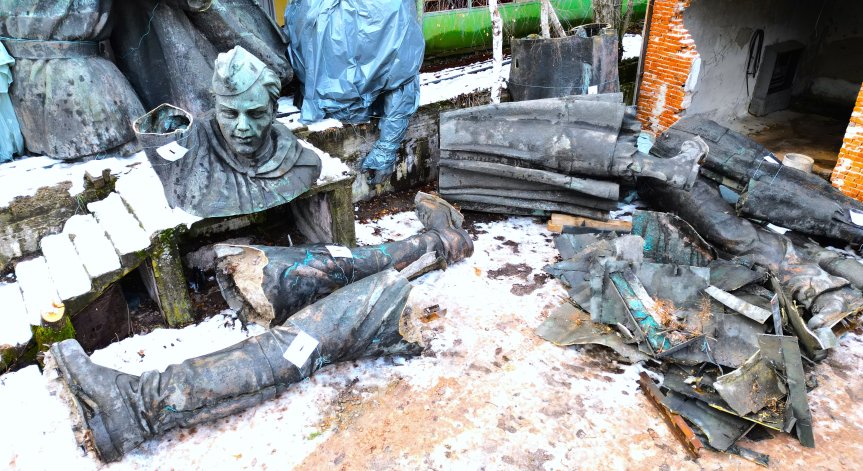 Нарязаните фигури от МОЧА са в кална поляна в Лозен, а не в халета (+СНИМКИ)