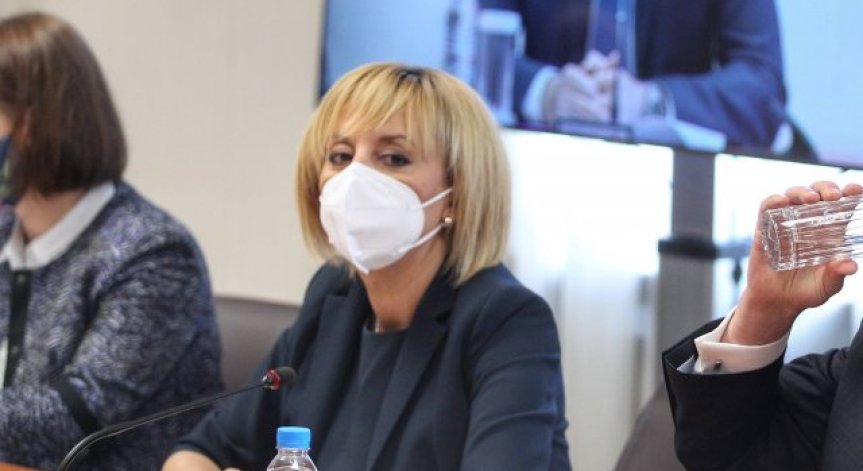 Манолова: Време е да се изправим, защото ни чака много работа
