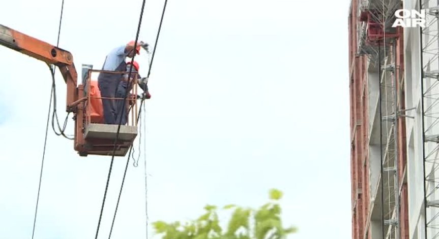 Работник пострада при мощна експлозия на далекопровод в 