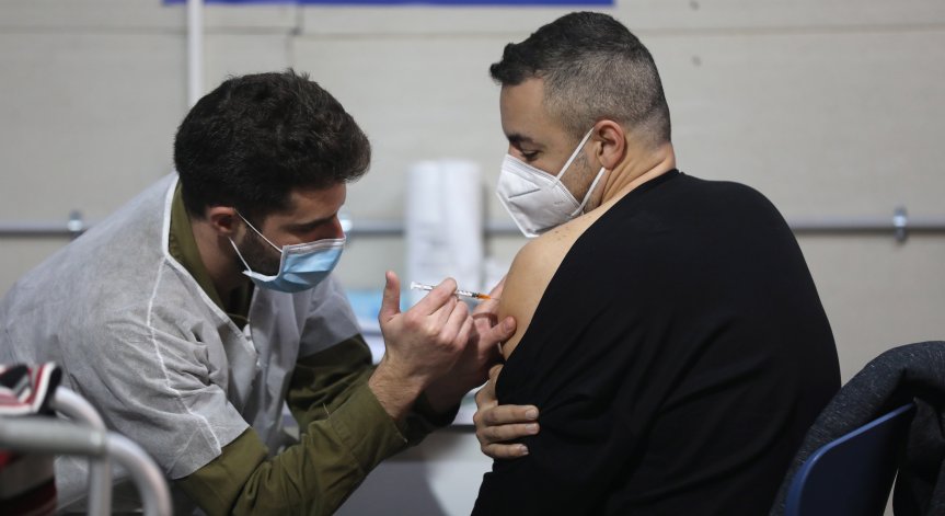 35% от хората в Израел са получили и двете дози от ваксината