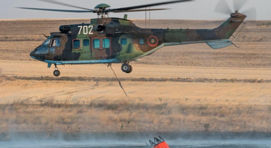 Хеликоптер ще гаси пламъците.