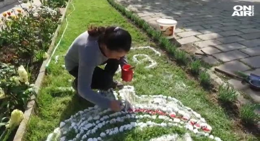 Детски рисунки и подредени цветни алеи очакват папа Франциск в Раковски