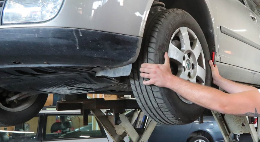 Крикът изпуснал и колата премазала ръката му.