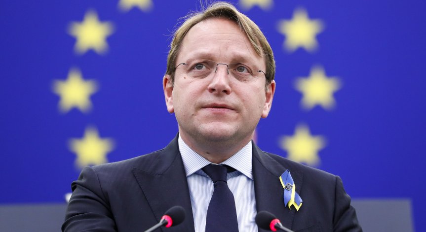 Еврокомисарят Оливер Вархей пристига на посещение у нас