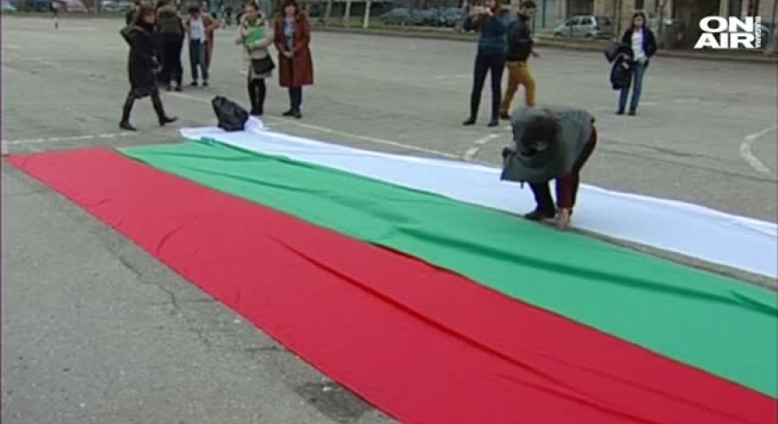 Ученици от Варна с рекорд за най-голямото българско знаме