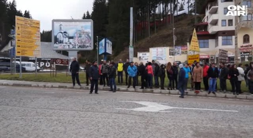 Протест срещу закриването на пожарната в Пампорово блокира пътя Смолян-Пловдив