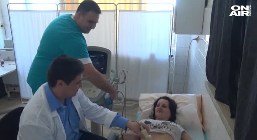 Млади лекари-доброволци спасяват стотици жени от рак, но имат нужда от средства