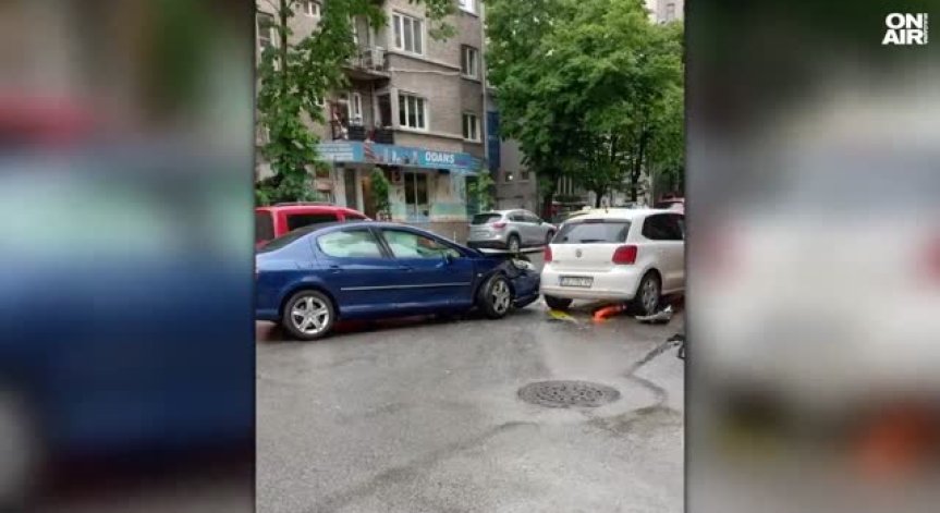 Коли се блъснаха в колчетата на новите велоалеи в центъра на София