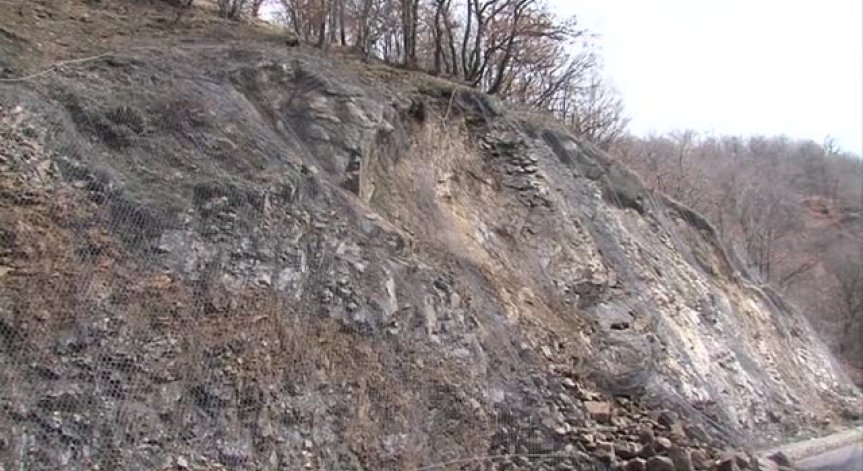 Десетки свлачища затрудняват движението и по пътя за Рилския манастир