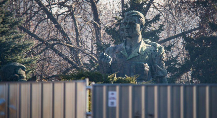 Областният управител обжалва спирането на демонтажа на Паметника на Съветската армия