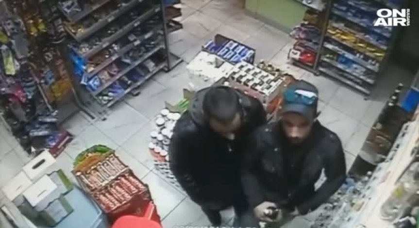 Двама младежи си напазаруваха от супермаркет в Бургас... но без да платят (Видео)