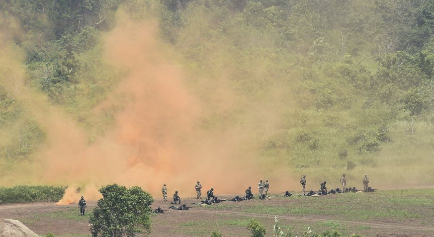 Тайван с предупредителни изстрели срещу Китай, обеща контраатака