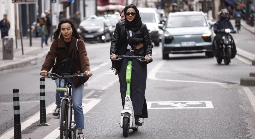 Властите в Париж забраниха електрическите тротинетки