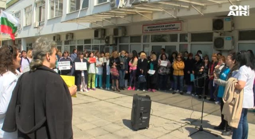 Медици от няколко града и омбудсманът излязоха на протест в Бургас