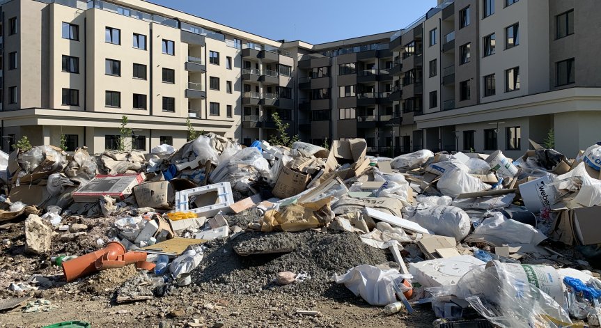 Helpbook: Нов строеж на Витоша, а пред него камари от боклуци