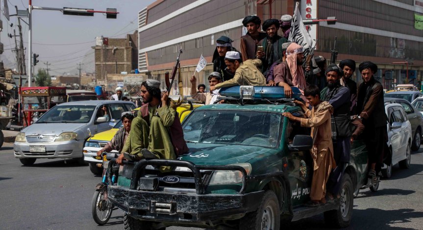 Талибаните забраниха на бръснарите да подстригват брадите на мъжете