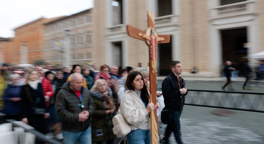 От Ватикана съобщиха, че състоянието му остава сложно.