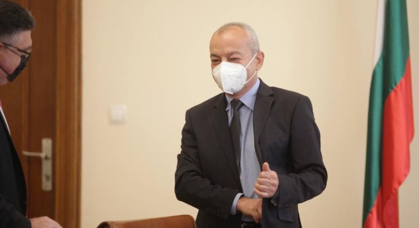 Донев: Не могат да бъдат уволнявани хора, защото не са ваксинирани