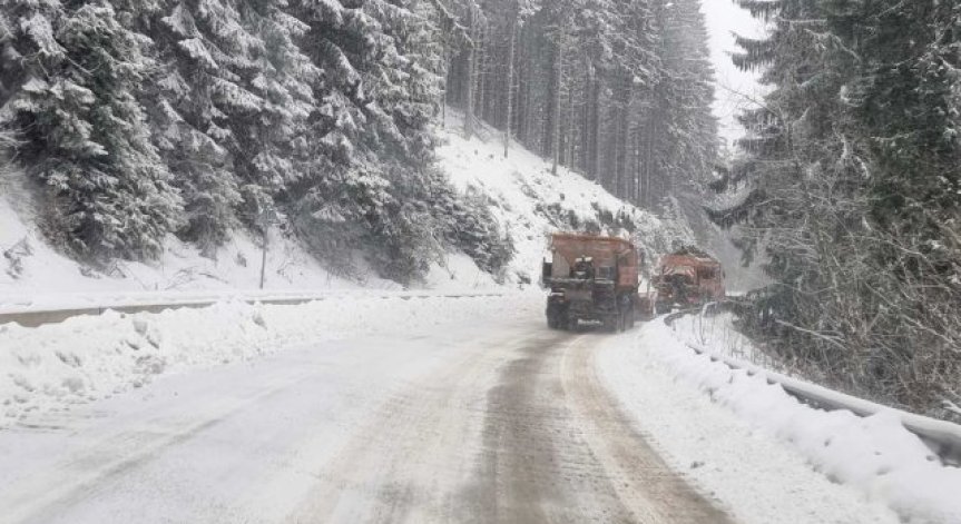 ТИР-ове закъсаха във Врачанско - не са подготвени за зимни условия