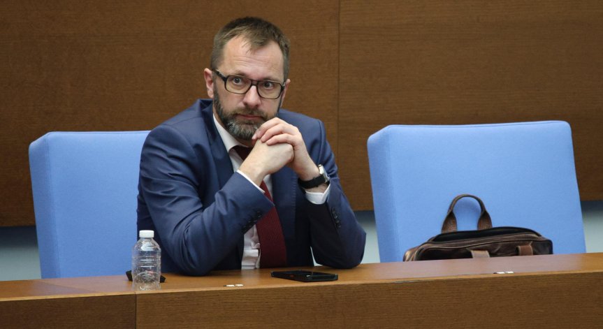 Парламентът изслушва двама министри и шефа на АПИ