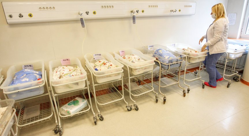 Над 33 хил. деца са родени от деца за 10 години в България