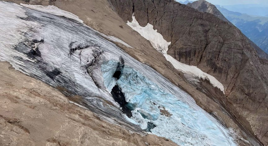 Търсят още петима туристи, изчезнали след срутването на ледник, 8 са се спасили