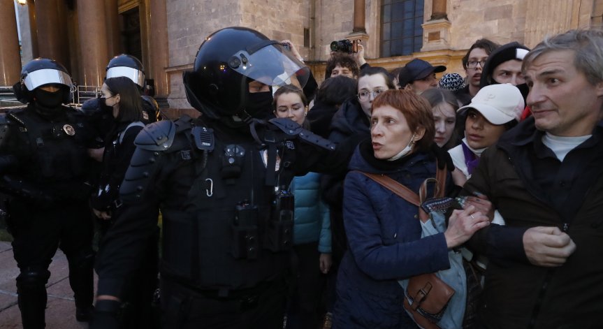 Рускини масово се озовават в затвора заради протестите си срещу мобилизацията