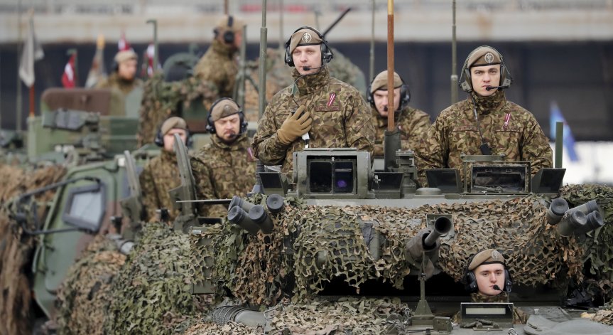 Изплашената от Русия Латвия спешно въвежда задължителна военна служба
