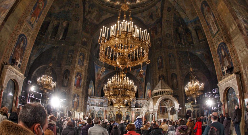 Вярва се, че на този ден Божията майка е по-близо до Бога от другите светци.