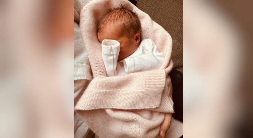 Атина е родена няколко седмици преждевременно.