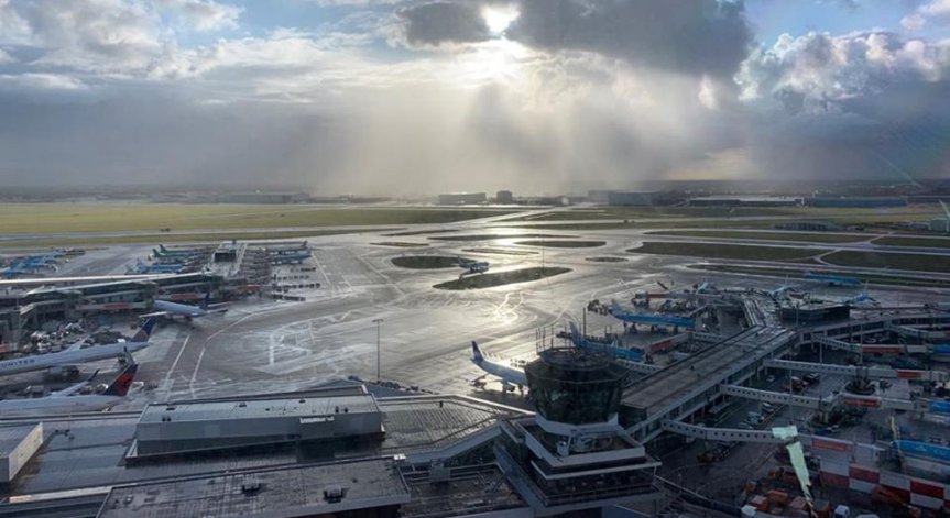 Мъже с ножове опитаха да поемат конрола над самолет в Амстердам?