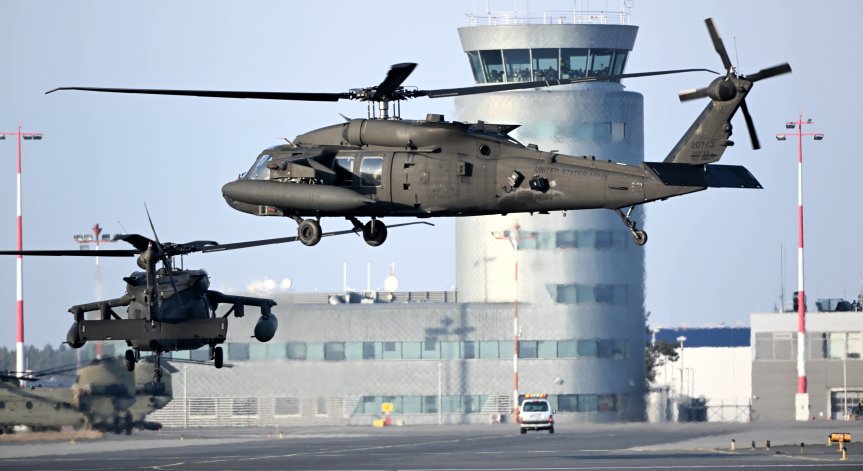 Изтребители, хеликоптери... Засилват авиацията по източния фланг на НАТО