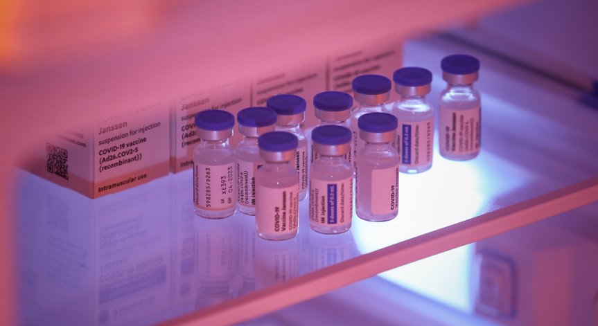 САЩ одобриха прилагането на бустерна доза от Moderna и Johnson & Johnson