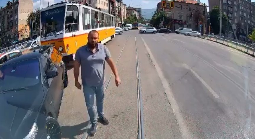 Шофьор на БМВ се заклещи между два трамвая и спори с ватманите