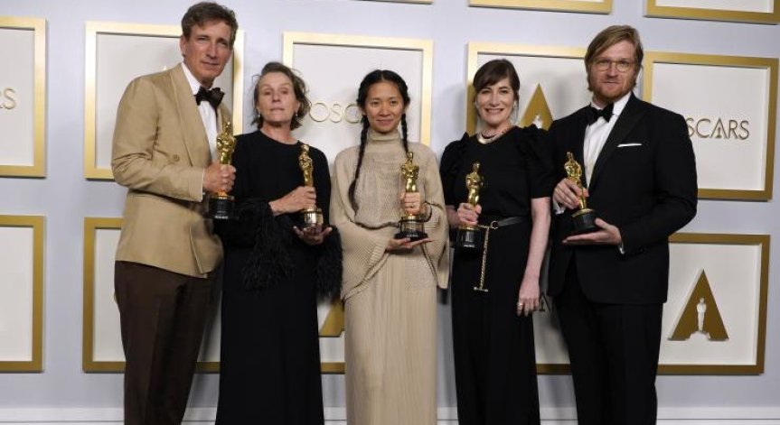 Нова мода на червения килим – кроксове и маратонки на 