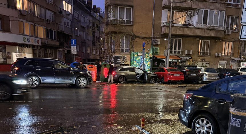 Шофьор се вряза в паркирани коли в София