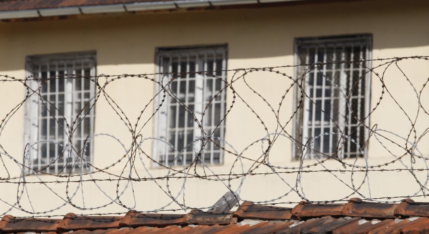 Мъжът попаднал в болницата след сбиване с негов съкилийник.